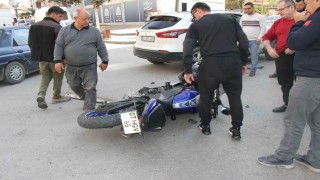 Motosiklet sürücüsü kazayı hafif sıyrıklarla atlattı.