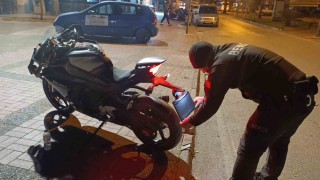 Motosikletin plakasını bereyle kapatan sürücü kaza yapınca ceza yedi