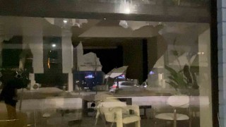Motosikletli şahıs mağaza camını taşla kırdı