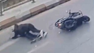 Motosikletteki 2 kişi metrelerce sürüklendi