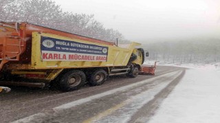 Muğla Büyükşehir ekiplerinden kar mücadelesi