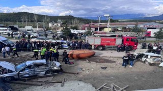 Muğlada araç önce direğe, sonra duran otomobile çarptı: 4 ölü, 2 ağır yaralı