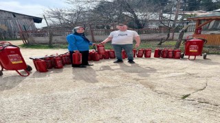 Muhtar, köylülere yangın tüpü dağıttı
