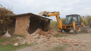 Nazilli Belediyesi, metruk binaları yıkıyor
