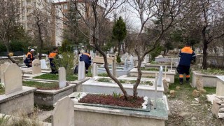 Niğde Belediyesinden mezarlıklarda bayram temizliği