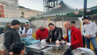 Nizip Belediyesi, iftar sofralarıyla yüzlerce vatandaşı ağırlıyor