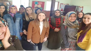 Nurten Öğretmen, kadınlar için kurduğu Türkiyenin ilk Gezici Köy Atölyesiyle kırsal bölgedeki kadınlarla buluşuyor