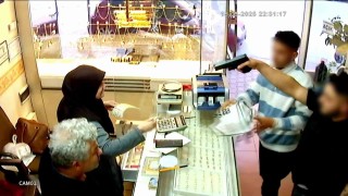 O anlar kamerada: Silahla kuyumcu soymak istediler, korkup kaçtılar