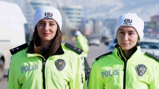 O şehrin trafiği iki kadına emanet