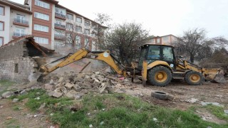 Odunpazarı Belediyesi tehlike arz eden metruk binayı yıktı