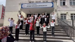 Öğrenciler İstiklal Marşını işaret diliyle okudu
