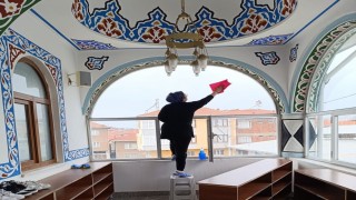 Öğrenciler mahallelerindeki camiyi temizledi