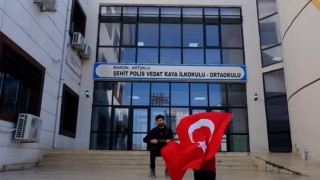 Öğrenciler Mardinin tarihi yerlerinde Çanakkale türküsünü seslendirdi