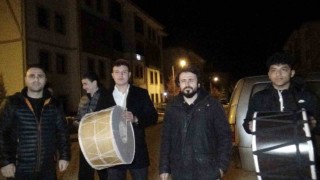 Öğrenciler ramazan davulu çalıp, mani söyledi