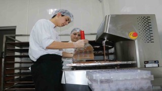 Öğrencilerden gece vardiyalı bayram hazırlığı, 5 bin 500 paket çikolata satıldı