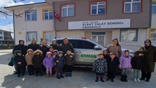 Öğrencilerle birlikte fidan diktiler