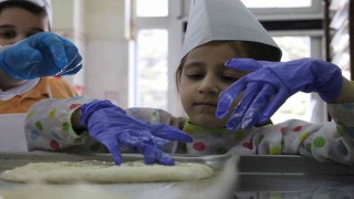 Öğretmen ve minik kalpler, kimsesiz vatandaşlar için kolları sıvadı