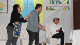 Öğretmenler tiyatro gösterisinde yer aldı