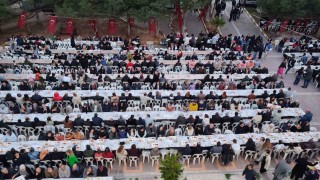 Okul bahçesinde şehitler için iftar düzenlendi