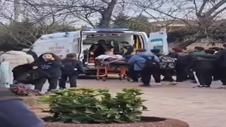 Okulunun önünde öğrenciyi bıçakladılar