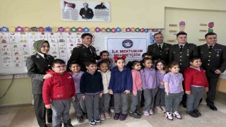 Okuma yazmayı yeni öğrenen minikler ilk mektubunu Mehmetçiğe yazdı