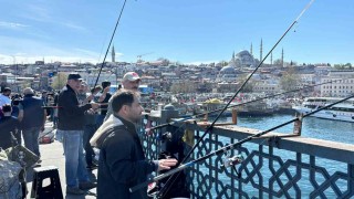 Olta balıkçıları bayramda Galata Köprüsüne akın etti
