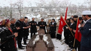 Oltulu Yusuf Ziya Bey mezarı başında anıldı