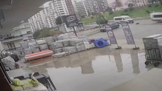 Önce minibüsü ile köpeğin üstünden geçti, sonra hiçbir şey olmamış gibi yoluna devam etti