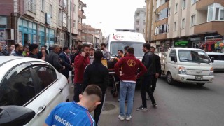 Önündeki araca çarpan motosikletli hastanelik oldu