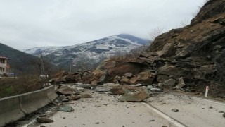 Orduda heyelan: Karayolu ulaşıma kapandı