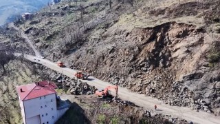 Orduda heyelan nedeniyle kapanan yol, kontrollü olarak ulaşıma açıldı