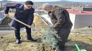 Orman Haftası’nda Toprakkale’de Protokol Üyeleri Fidan Dikti