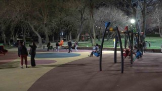 Orucunu açan soluğu parklarda alıyor