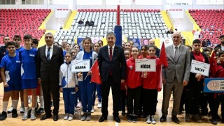 Osmaniye'de Küçükler Voleybol Yarı Final Müsabakaları Başladı