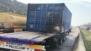 Osmaniyede seyir halindeki tırın dorsesi yandı