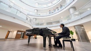 Otizmli piyanist, belediye binasında piyano resitali sunuyor