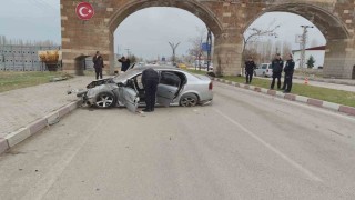 Otomobil ilçe girişindeki kemerin ayağına çarptı: 3 yaralı