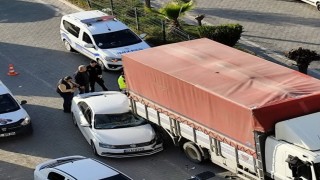 Otomobil kamyona arkadan çarptı: 1 yaralı
