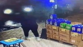 Otomobil markete daldı, ezilmekten son anda kurtuldu