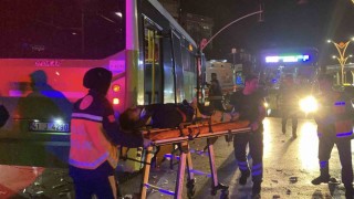 Otomobil, özel halk otobüsüne çarptı: 3 yaralı