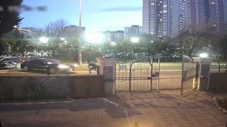 Otomobile arkadan çarptı, sürücü tepki gösterince ortalığı birbirine kattı: Dehşet anları kamerada