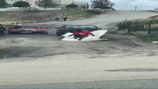 Otomobilin arkasına bağlanan brandada yolculuk yaptı