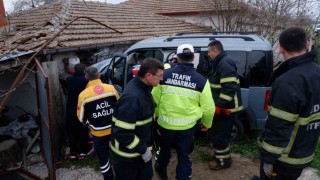 Otomobilin daldığı ev savaş alanına döndü