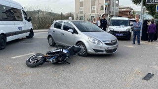 Otomobille çarpışan motosikletli yaralandı
