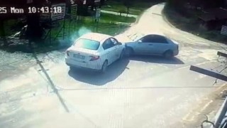 Otomobiller kafa kafaya çarpıştı: Kaza anı kamerada