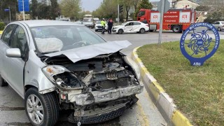 Otomobiller kavşakta çarpıştı: 1 yaralı