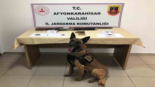 Otopark işletmecisi uyuşturucu ve ruhsatsız tüfeklerle yakalandı