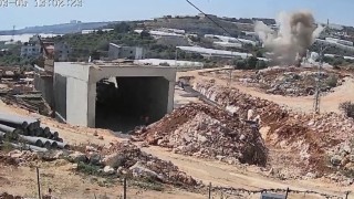 Otoyol şantiyesindeki patlamada kaya parçaları evlere isabet etti: 2 yaralı