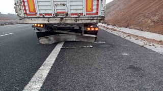 Otoyolda otomobil kamyona arkadan çarparak yandı; 1 yaralı