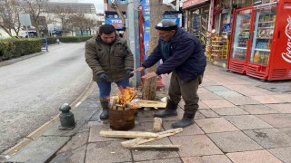 (ÖZEL) Dün kısa kollu ile gezen vatandaşlar bugün ateş başında ısınmaya çalıştı